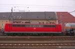 151 147-6 rollt gemchlichen Tempos mit ihrem Kesselwagenzug durch Linz Hbf. (10.11.2008).