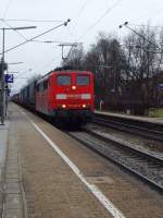 151 032-0 durchfhrt mit einem gemischten Gterzug den Haltepunkt Gundelfingen.