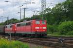 Selten so konzentriert erlebt... die Zeit der Doppeltraktionen: 12:48 mit 151 102-1 plus Schwester vor einem gemischten Gterzug. (Gremberg, 19.05.2009).