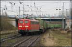 151 049  leider hier schon in ihrem  neuen  Gewandt mit einem Hangartner-Gz bei der Einfahrt in den Rostocker Seehafen. Aufgenommen am 29.03.08 Dierkow