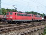 151 122-9 in Doppeltraktion mit einer sehr verdreckten 151 103-9 in Nrnberg Rbf. Ausfahrt. (16.07.2005)