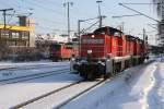 151 110 mit Kohlewagen. Und 296 044 mit 295 074 und 362 448 Der Kohlepark ging Richtung Hamburg und der Lokzug gen Ahlten. Um 14:05 am 04.01.2010 in Lehrte