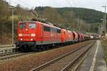 151 131-0 und 152 045-1 ziehen einen Gterzug durch den Bahnhof Ludwigsstadt.