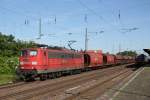 151 004-9 fhrt mit einem Zug Schttgutwagen durch Schnebeck (Elbe) in Richtung Magdeburg. Fotografiert am 17.06.2010. 