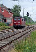 Da steht Elok 151 164-1 als Schadlok auf Gleis 2 des Bahnhof Rommerskirchen. Von beiden Seiten mit einer Schlutafel gesichert und wartet nun auf den  Abschlepper ! 20.6.2010