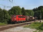 Die 151 087 am 25.06.2010 mit einem Gterzug bei der Durchfahrt in Aling.