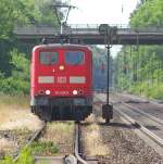151 028-8 steht Lz ganz allein auf weiter Flur im berholgleis in Radbruch. (Aufgenommen vom Bahnsteig-Ende) am 06.07.2010.