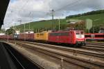 Die orientrote 151 134 mit einem Containerzug am 29.08.2009 in Wrzburg Hbf.