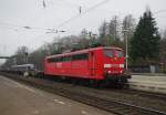 151 021-3 mit einem kleinen Miniatur-Cantus-Flirt auf dem Flachwagen... :-) Hier in Fahrtrichtung Norden in Eichenberg. Aufgenommen am 17.02.2011.