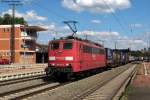 Die komplett rot lackierte 151 144-3 passiert am 30.08.2011 mit einem Containerzug den Bahnhof Bretten Richtung Bruchsal.