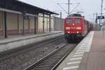 BADEN-BADEN, 23.02.2012, 151 040-3 vor einem Güterzug bei der Durchfahrt durch den Bahnhof Baden-Baden