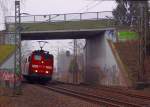 Am spten Nachmittag des 10.3.2012 kommt die 151 043-7 mit einer unbekannten Schwesterlok und einem Erzzug unter der Strassenbahnunterfhrung in Osterath hindurch gefahren.