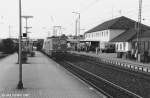 Am Freitag, den 25.9.87 wurde in Neumarkt der letzte planmige Nahverkehrszug nach Beilngries bereit gestellt. 151 062 fuhr mit einem Gterzug Richtung Regensburg auf Gleis 2 an den B4yg-Wagen vorbei...