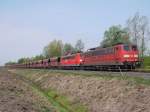 Doppeltraktion 151er: DB 151 113 und RAILION Logistics 151 165 mit einem langen Zug Selbstentladewagen von Hamburg kommend kurz vor Winsen (Luhe), 03.05.2012  