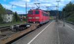 151 035 schiebt einen Sattelaufliegerzug (Lkw-Walter) am 13.05.2012 durch Ludwigsstadt gen Saalfeld. 