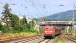 151 139-3 von Railion und die 151 039-5 DB kommen durch den Wittlicher-HBF mit einem Langen Erzzug aus Rotterdam nach Dilligen an der Saar und fahren in Richtung Trier-Ehrang bei Sonne mit Regen am