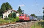 151 144 in Orienroter Farbgebung mit einem KLV auf der Filsbahn in Richtung Kornwestheim.Bild entstand in Salach am 27.7.2012