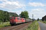 Die Doppelbespannung 151 152-6 + 151 018-9 zieht einen langen Gterzug durch Leutesdorf. Aufgenommen am 09/07/2011.
