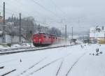 151 065-0 und eine weitere 151er ziehen am 09. Februar 2013 einen gemischten Gterzug durch Kronach in Richtung Lichtenfels.