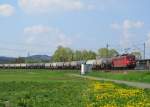 151 140-1 ist am 05. Mai 2013 mit einem Kesselwagenzug bei Gundelsdorf Richtung Kronach unterwegs.
