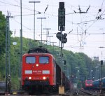 151 021-3 von Railion steht in Aachen-West mit einem langen gemischten Gterzug  aus Osnabrck nach Kortenberg-Goederen(B) am Abend des 14.5.2013. 