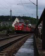 Dunkle Wolken hüllen den Nachmittagshimmel über Linz am Rhein ein, als die 151 063-3/alias RBH 273 mit einer Schwesterlok und einem Leerzug in den Bahnhof einfahren. 14.9.2013