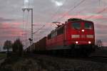 Überraschung im allerletzten Licht: 151 146-8 am Nachmittag des 07.12.2013 mit dem Containerzug 40217 bei der Durchfahrt in Müllheim (Baden) gen Basel.