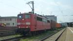 Am 28.7.11 stand die 151 086 mit einem Containerzug im Würzburger Hauptbahnhof.
Damals wusste ich noch nicht, dass dies einmal meine absolute Verfolgerlok sein wird... ;)