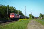 Mit einem langen Güterzug am Haken rollen 151 052 und Schwesterlok durch Menden Richtung Süden.