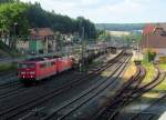 151 103-9 und eine 185 ziehen am 02. Juli 2014 einen Militärzug durch Kronach in Richtung Lichtenfels.