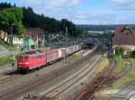 151 053-6 zieht am 12. Juli 2014 einen Containerzug durch Kronach in Richtung Lichtenfels.