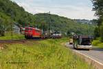 151 061-9 mit einem Stahlzug und daneben fuhr der Bus 565 nach Bad Honnef am 17.07.2014 in Erpel.