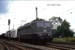 151060 fährt in Ostercappeln mit ihrem Güterzug bergab Richtung Bohmte am 15.8.1987 um 14.47 Uhr.