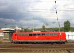 151 132-8 DB rangiert in Aachen-West.
Aufgenommen vom Bahnsteig in Aachen-West bei Sonne und Gewitterwolken am Nachmittag vom 23.8.2014.