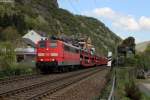 151 125 mit einem Autotransportzug bei Bacharach, 18.04.2015.