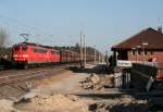 151 167 mit GM 60444 (Minden [Westf]–Hamburg-Waltershof) am 22.03.2012 in Radbruch, aufgenommen vom Zugang zum provisorischen Bahnsteig.