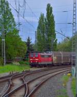 Mit einem Zug bestehend aus schwedischen Güterwagen kommt die 151 023-9 in den Rheydter Hbf eingefahren. 4.5.2015