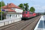 151 065 fuhr am 30.4.11 mit einem Güterzug nach Nürnberg durch den inzwischen renovierten Bahnhof Baiersdorf. 