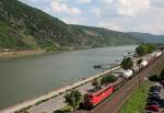 Gterzge, wohin das Auge schaut: 151 040 rollt mit dem EZ 51860 (Mannheim Rbf–Gremberg) am 24.05.2012 linksrheinisch flussabwrts durch Oberwesel, am anderen Ufer klappert der EZ 51363 (Gremberg–Nrnberg Rbf) in Gegenrichtung.