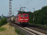 Die beiden 151 032-0 und 151 086-6 kommen bei Wickrathhahn mit einem Kesselwagenzug nach Antwerpen gen Aachen West gefahren, am Abend des 29.6.2015