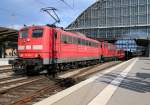 Zwei mal sechs Achsen in an zwei verschiedenen Baureihen: 151 125-2 mit der Wagenlok 155 048-2 und einem gemischtem Güterzug im Hauptbahnhof Bremen.