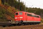 151 153-4 DB Schenker schiebt einen Güterzug über die Frankenwaldrampe bei Steinbach am 23.10.2015. 