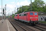  AK  151 095-7 zusammen mit  AK  151 112-0 am 26.05.2015 bei der Durchfahrt in Hamburg Harburg aus Richtung Maschen gen Hamburg Hansaport.