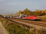 Die 151 166 mit einem Autozug am 28.10.2016 unterwegs bei Hebertshausen.