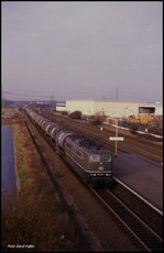 151025 ist hier bei Langenfeld - Berghausen mit einem Kesselwagen Zug am 7.12.1989 um 13.45 Uhr in Richtung Köln unterwegs.