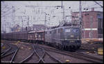 140261 hat neben einem Postzug auch noch die 151023 am Haken, als sie am 26.4.1990 um 14.05 Uhr in den HBF Köln einfährt.