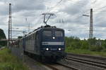 Am Abend des heutigen Tages kommen mir die RHB 151 081-7 und 151 128-7 mit einem Kohlezug am ehemaligen Stellwerk Lintorf Fahrdienstleiter vor die Optik.