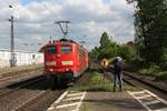 # Roisdorf 47
Die 151 077-5 mit Schwesterlok von Railpool und Güterzug aus Koblenz/Bonn kommend durch Roisdorf bei Bornheim in Richtung Köln.

Roisdorf
01.05.2018