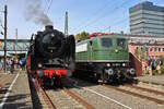 01 066 des Bayerischen Eisenbahnmuseum steht mit ihrem Sonderzug nach Amstetten bereit, während im Nachbargleis 151 001 für Führerstandsmitfahrten bereit steht. (17.09.2023)