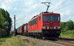 Mit einem gemischten Güterzug war 155 243 am 20.06.17 unterwegs zum Rbf Engelsdorf, hier rollt der Kabelcontainer durch Greppin Richtung Bitterfeld.